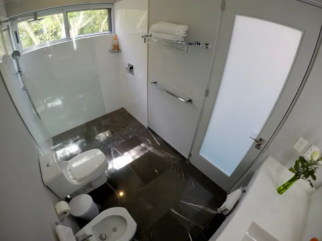 Twin bedroom bathroom